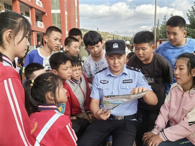 9月3日，西吉縣禁毒辦會(huì)同偏城派出所民警走進(jìn)偏城中學(xué)宣講禁毒知識(shí)，把禁毒知識(shí)送到學(xué)生身邊，提高學(xué)生防范毒品侵害的意識(shí)和能力。
    本報(bào)通訊員 陳蕾 攝