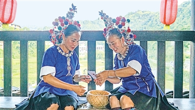     程陽橋上，侗族婦女在展示制作侗族刺繡產(chǎn)品。繡品圖案精美、色彩艷麗，成為當(dāng)?shù)靥厣a(chǎn)業(yè)。