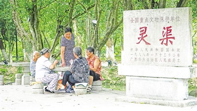     靈渠位于廣西壯族自治區(qū)桂林市興安縣，全長36.4公里，是連接長江流域和珠江流域的一條古代運(yùn)河。水清岸綠渠暢景美，每年吸引游客100多萬人次。